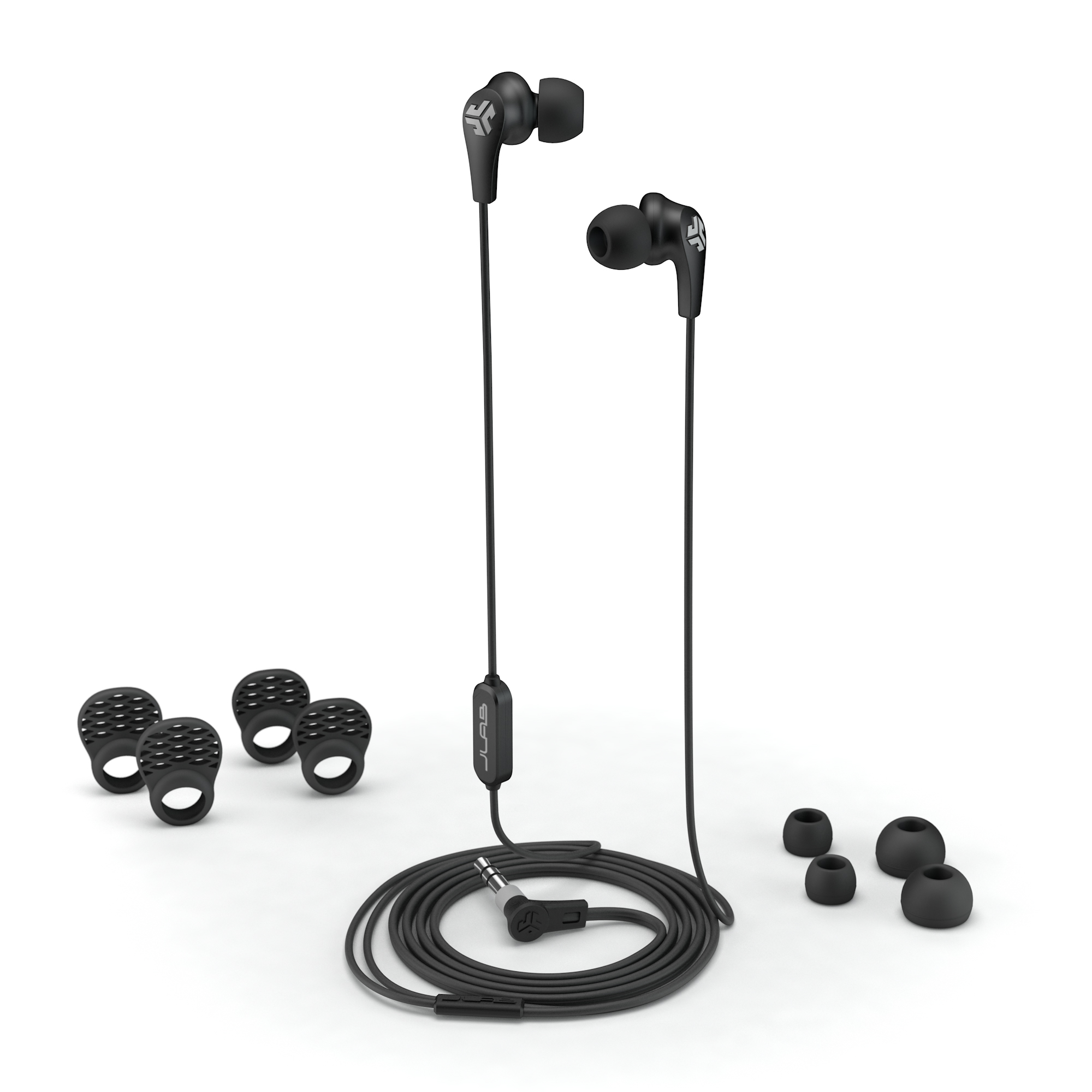 Schwarze In-Ear-Kopfhörer mit Ersatz-Ohrstöpseln und Kabel. Weißer Hintergrund.