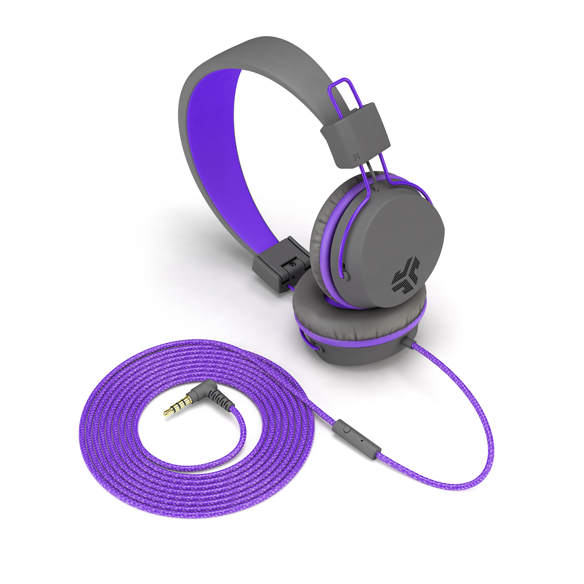Graue Kopfhörer mit lila Akzenten und Kabel. Das Kabel ist auf einer weißen Oberfläche aufgerollt.