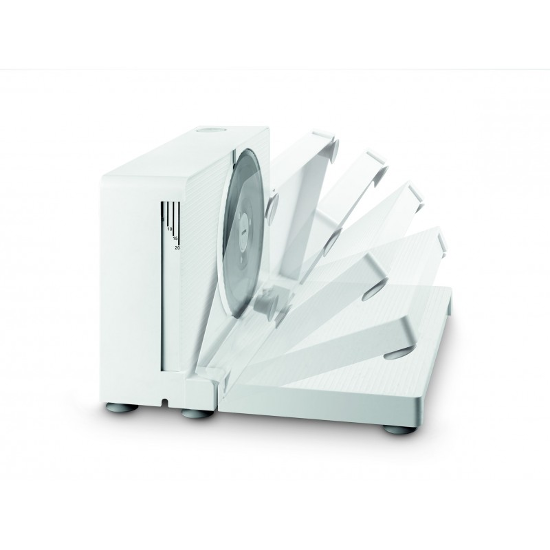 Trancheuse alimentaire blanche avec lame circulaire et plateaux ouverts, isolée.
