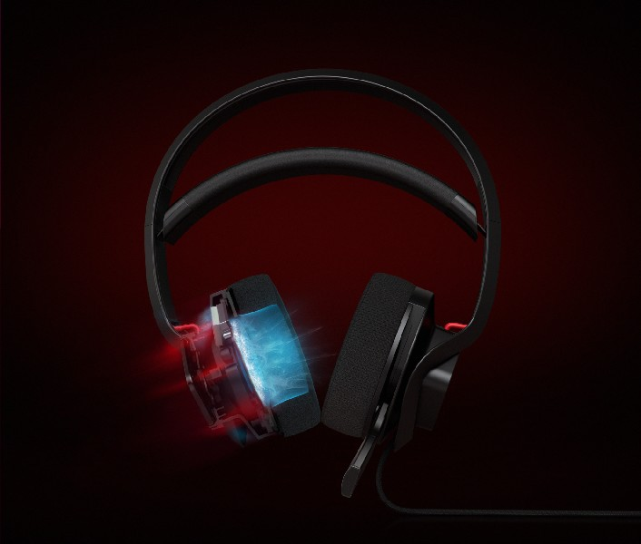Auriculares para juegos negros con fondo rojo.