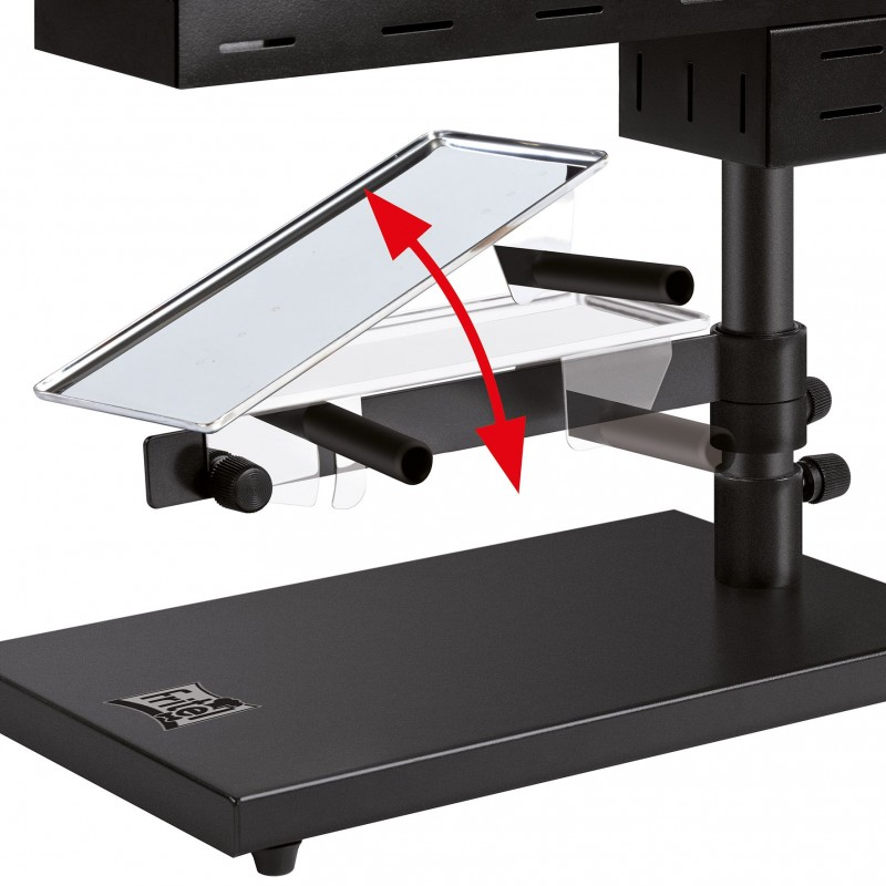 Een zwarte raclettegrill met een spiegelende bak die omhoog gekanteld is.