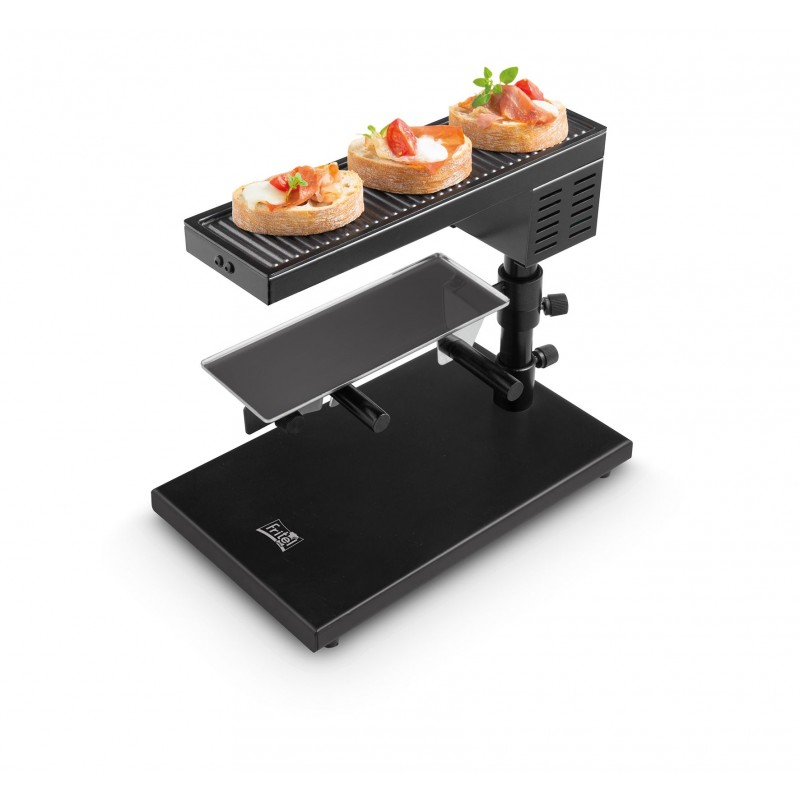 Een zwarte raclette grill met drie kleine toastjes belegd met tomaten, en een glazen bakje.