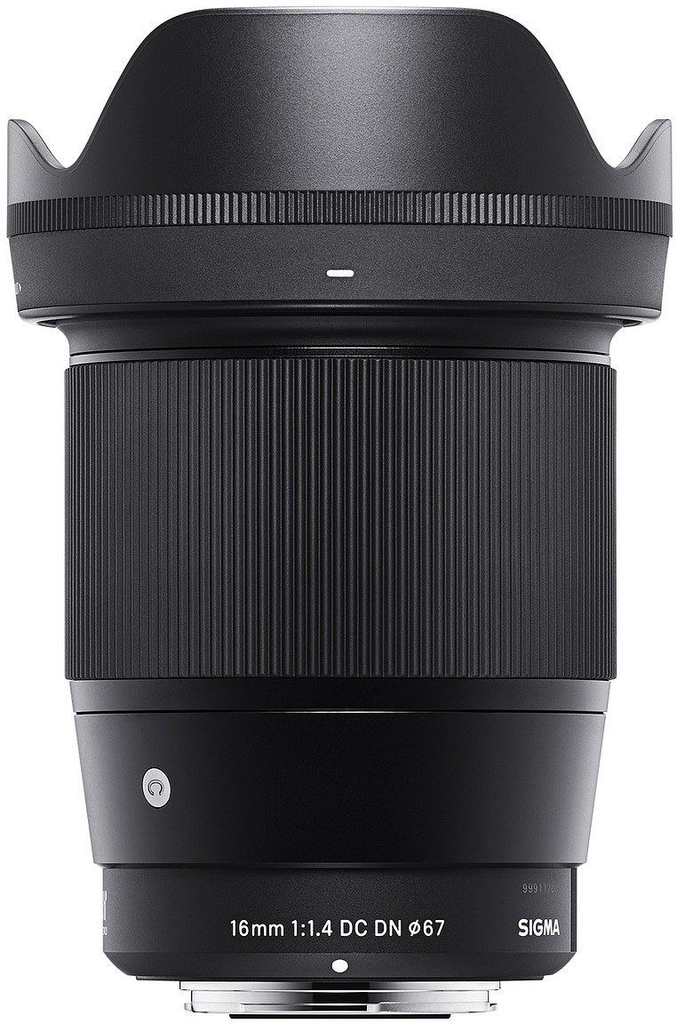 Ein schwarzes Sigma 16mm f/1.4 DC DN Objektiv.