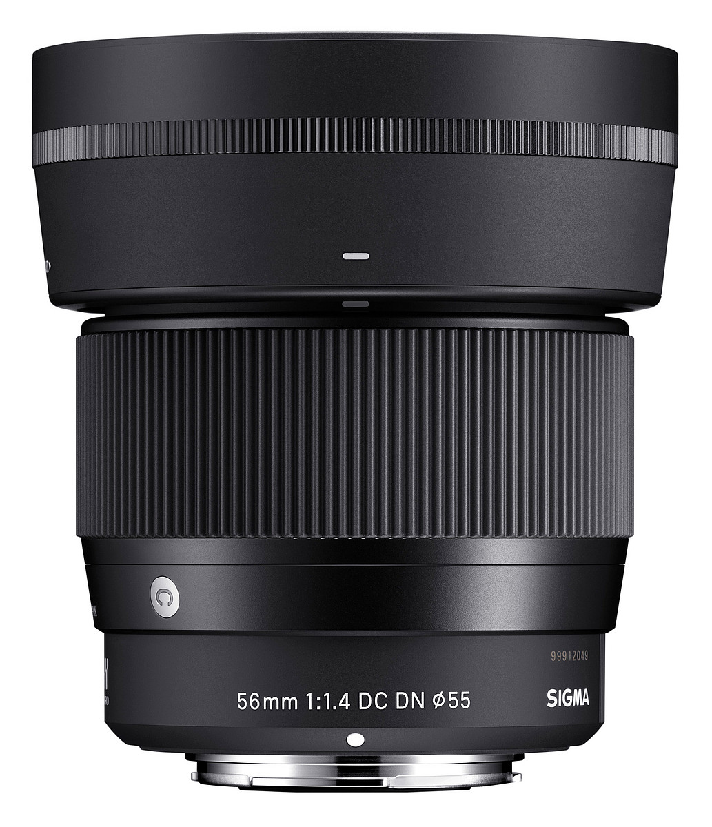 Schwarzes Kameraobjektiv mit silbernem Ring und Markierungen. Das Objektiv ist 56mm 1:1,4 DC DN 55.