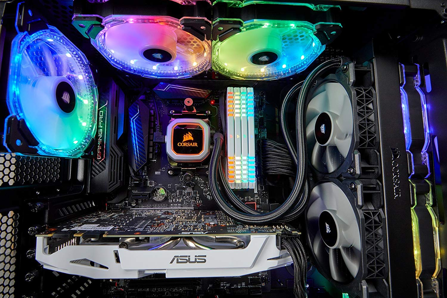 Innerhalb eines Computers, der Komponenten zeigt. Enthält Lüfter, Wasserkühler, RAM und eine Grafikkarte.