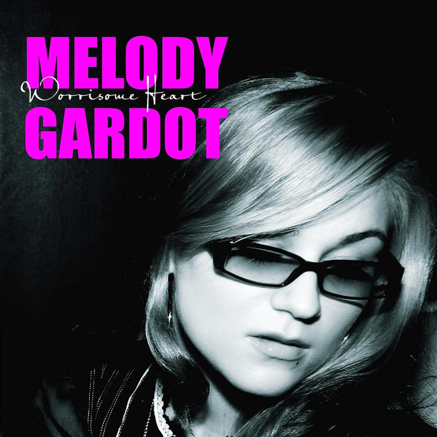 Albumhoes: Melody Gardot met bril, roze tekst en een zwart-wit thema.