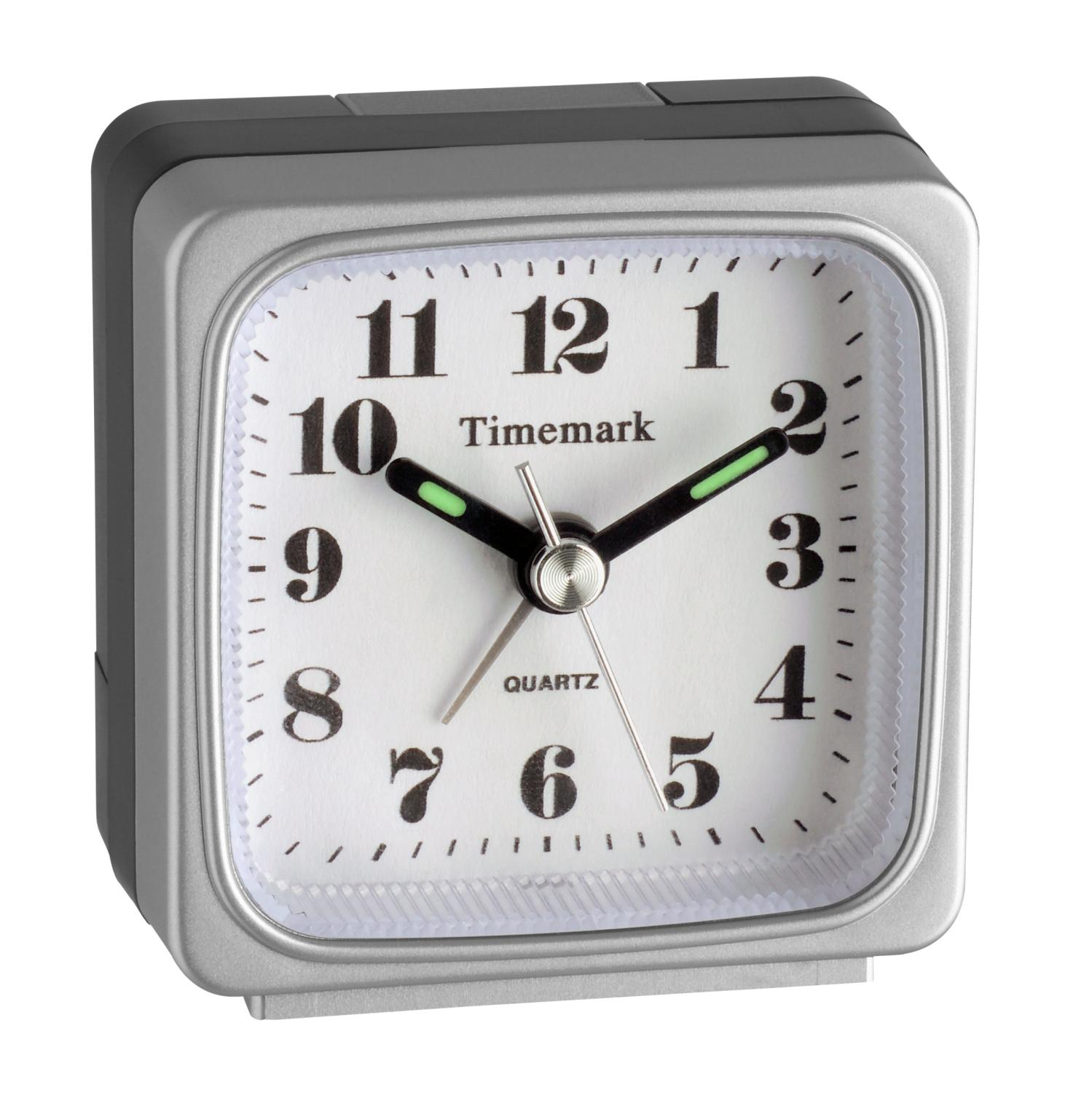Quadratischer Timemark Quarzwecker. Silberner Rahmen, weißes Zifferblatt mit schwarzen Zahlen, grüner Sekundenzeiger. Schwarze Oberseite, Seite.