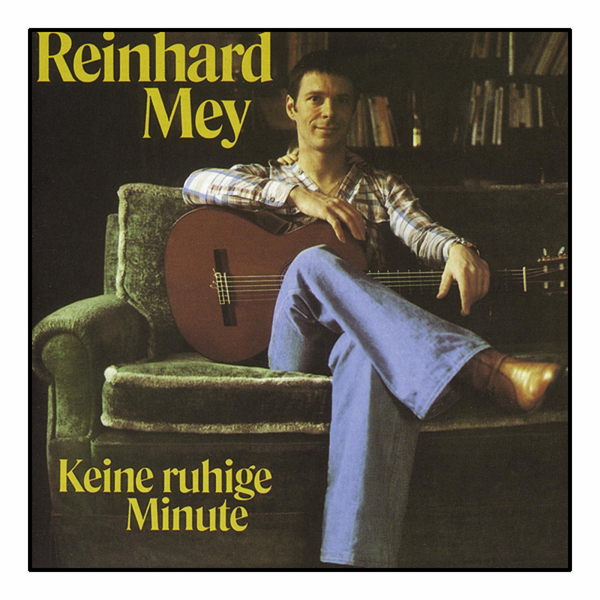 Albumcover eines Mannes auf grüner Couch mit Gitarre. Titel: 'Keine ruhige Minute' von Reinhard Mey.