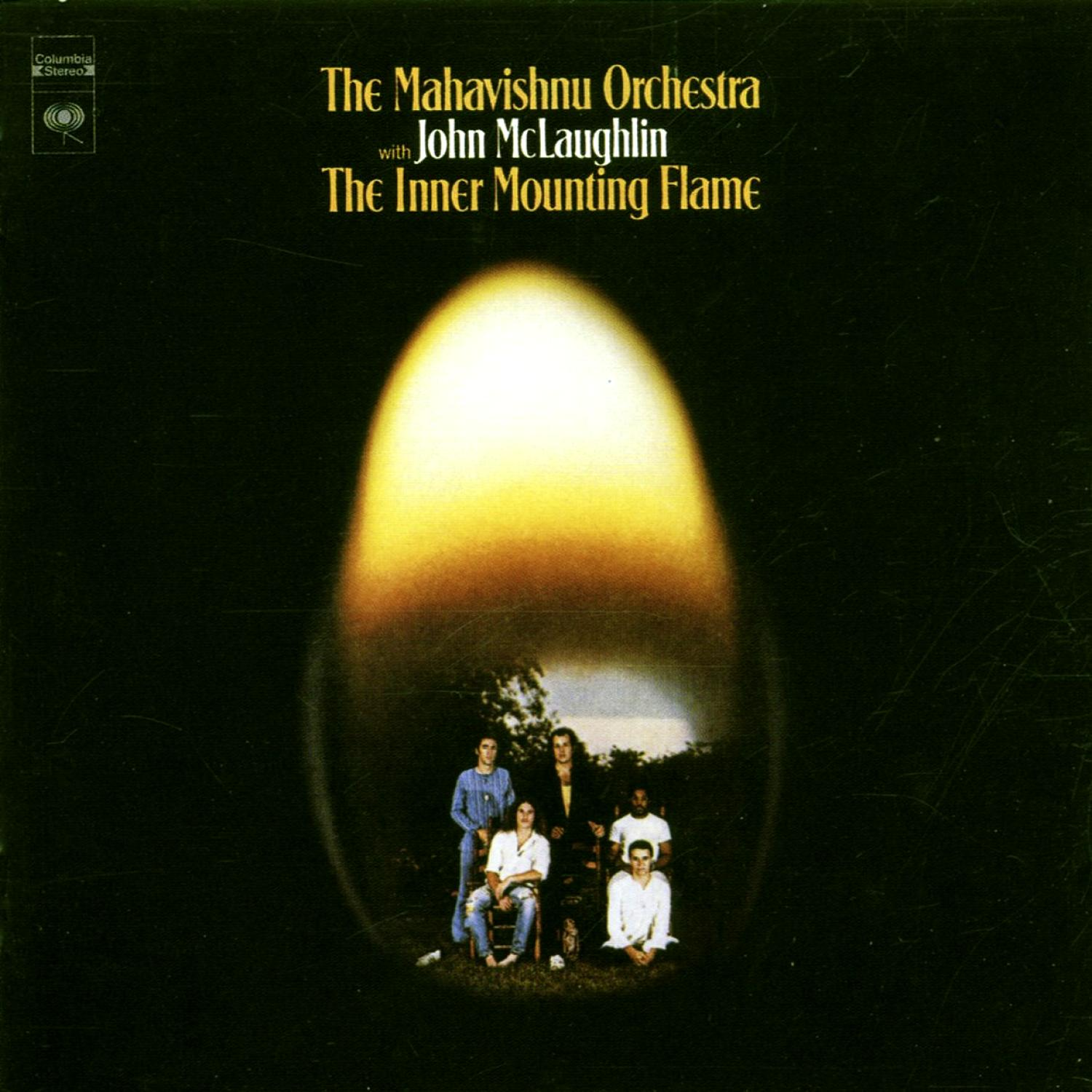 Albumcover mit Musikern, die unter hellem Licht sitzen, mit dunklem Hintergrund.