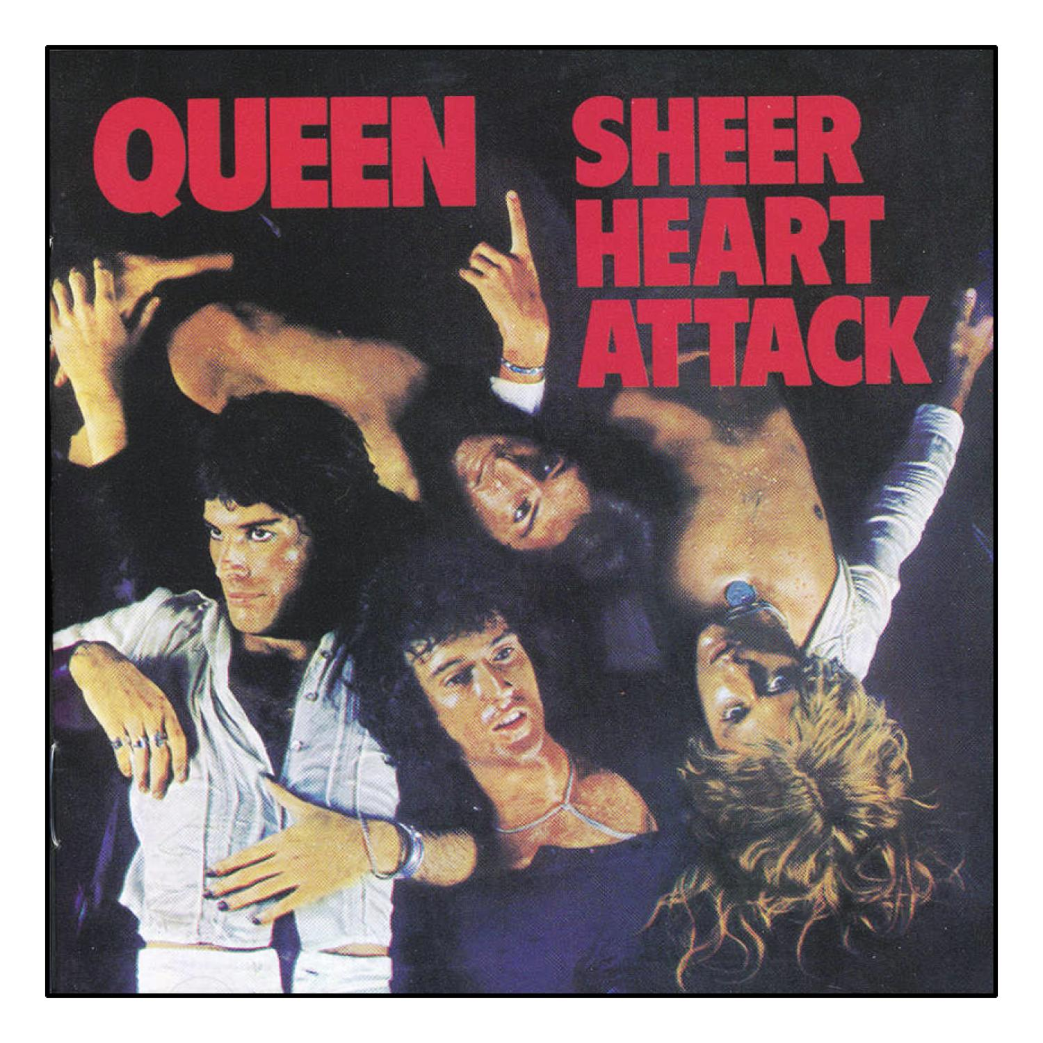 Queen Albumcover: vier Bandmitglieder, teilweise nackt, in dynamischen Posen, Albumtitel in Rot.