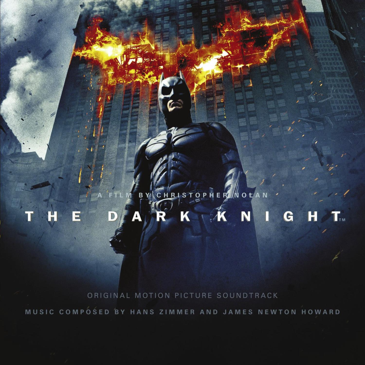 Batman auf dem Dark Knight-Filmplakat. Stadt im Hintergrund in Flammen.
